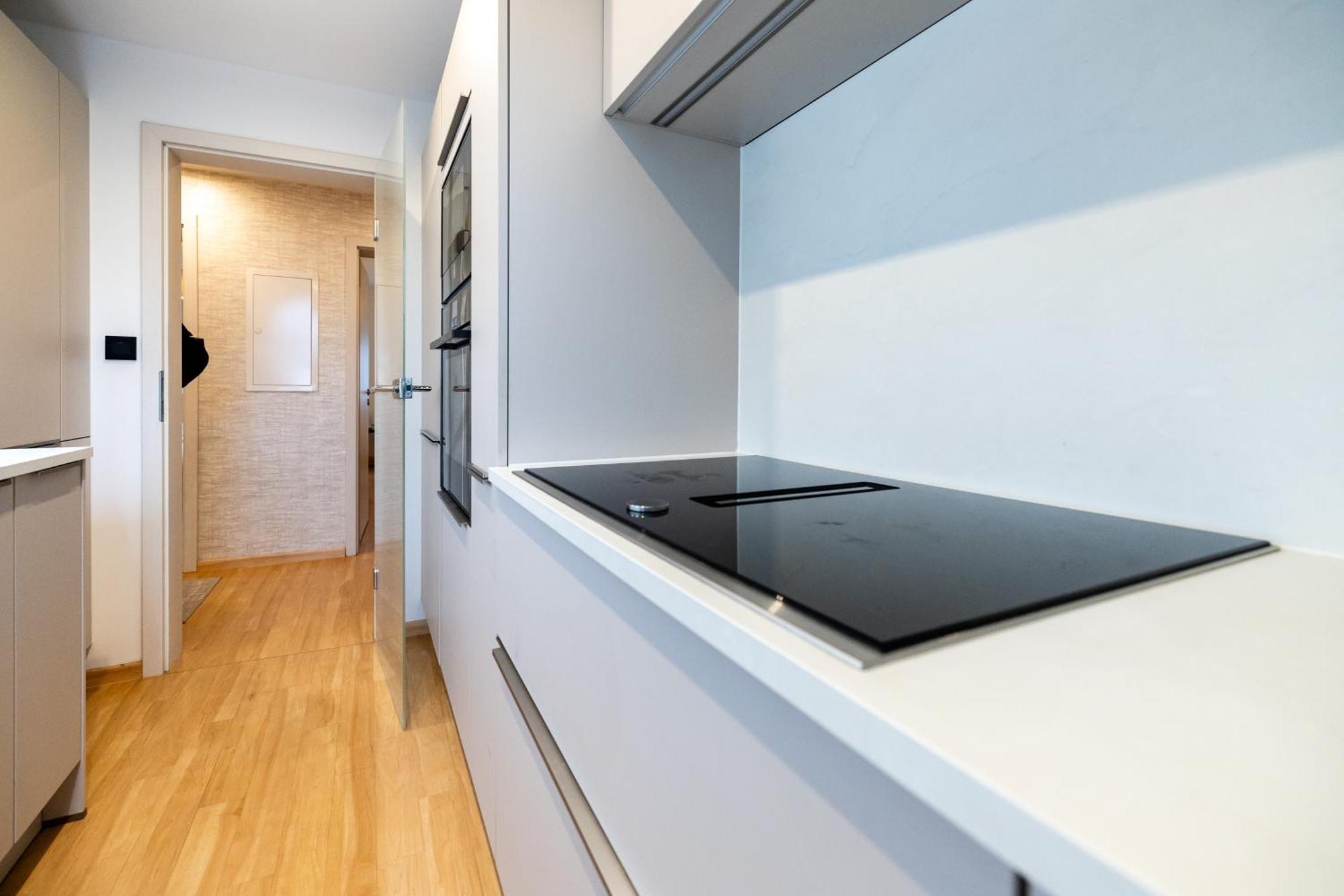 Moderne 4 Zimmer Wohnung Vollausgestattet Und Moebliert Halle  ภายนอก รูปภาพ