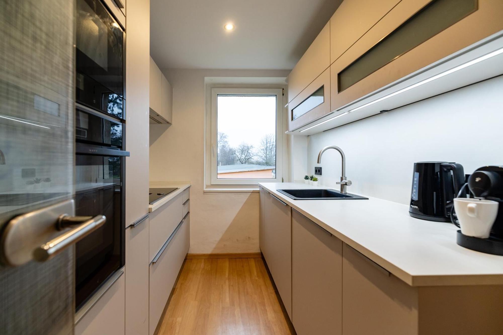 Moderne 4 Zimmer Wohnung Vollausgestattet Und Moebliert Halle  ภายนอก รูปภาพ