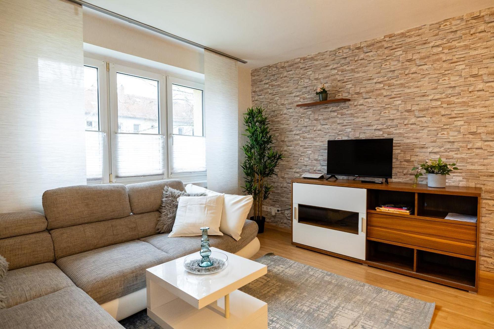 Moderne 4 Zimmer Wohnung Vollausgestattet Und Moebliert Halle  ภายนอก รูปภาพ